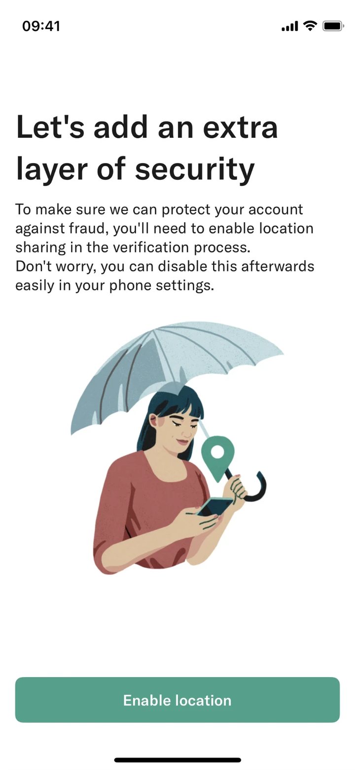 شاشة تمهيد في تطبيق N26 تشرح سبب طلب الموقع، وفيها زرّ «Enable location» وحده بلا خيار رفض ظاهر.